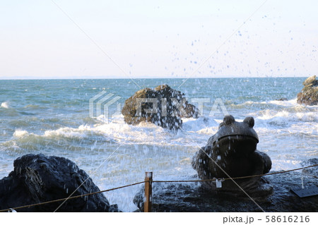 神使の蛙と岩 58616216