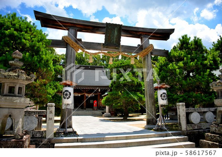 山口・萩・松下村塾・松陰神社の立派な大鳥居と境内、斜め方向より（４） 58617567