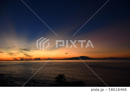 朝日と伊豆大島 伊豆半島 熱川温泉 静岡県 賀茂郡 東伊豆町 朝日と伊豆大島 伊豆半島 熱川温泉 静岡県 賀茂郡 東伊豆町 58618466