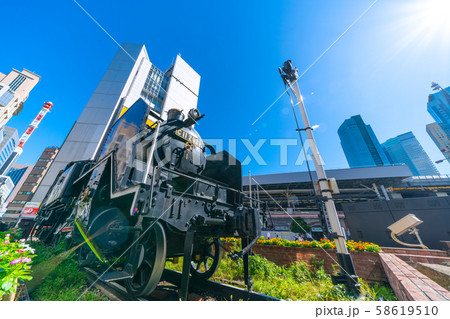 日本の東京都市景観 新橋駅前の新橋SL広場や汐留の超高層ビル群などを望む 日本の東京都市景観 新橋駅前の新橋SL広場や汐留の超高層ビル群などを望む 58619510