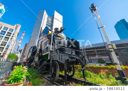 日本の東京都市景観　新橋駅前の新橋SL広場や汐留の超高層ビル群などを望む 58619511
