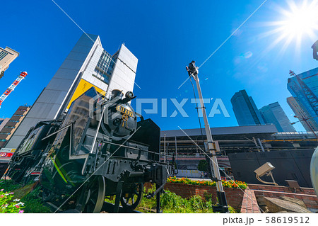 日本の東京都市景観 新橋駅前の新橋SL広場や汐留の超高層ビル群などを望む 日本の東京都市景観 新橋駅前の新橋SL広場や汐留の超高層ビル群などを望む 58619512