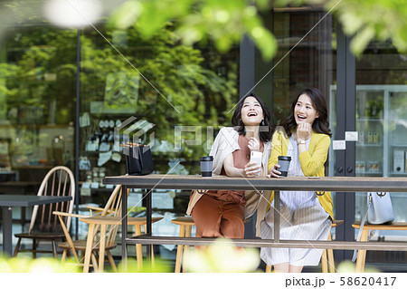 若い女性 カフェ 58620417