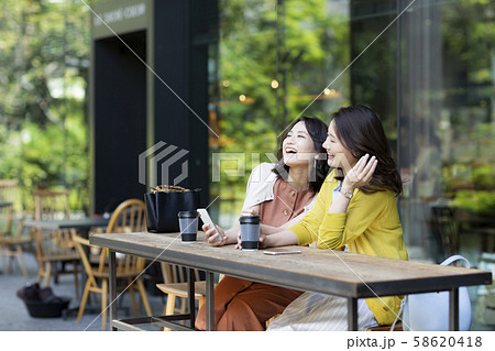 若い女性 カフェ 58620418