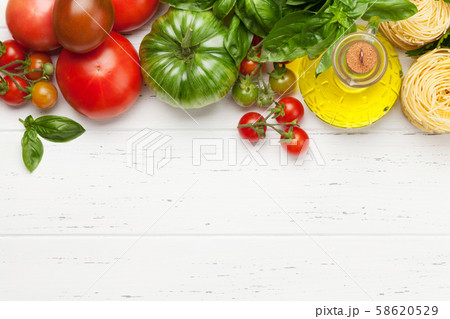 Pasta, tomatoes and herbs 58620529