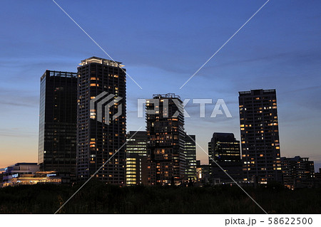 ヨコハマポートサイドの高層マンション群 (夕暮れ) 58622500