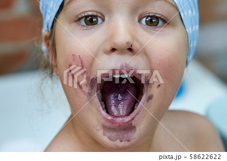 portrait little girl open mouth Portrait of a little girl with open mouthの写真素材 [58622622] - PIXTA