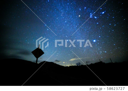 《愛媛県 四国カルスト》 四国カルストの星空と冬の大三角形 58623727
