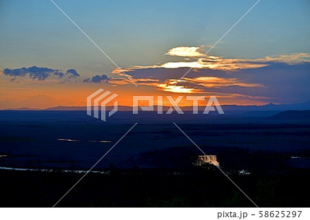 釧路湿原に沈む夕日の情景@北海道 釧路湿原に沈む夕日の情景@北海道 58625297