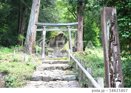 社の奥に鎮座する巨石（金山巨石群の岩屋岩陰遺跡） 58625807