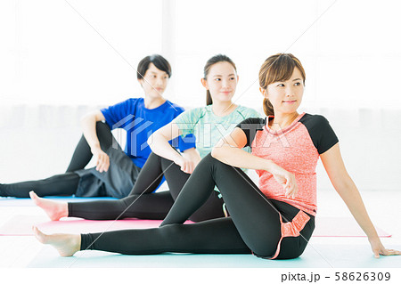 ヨガ フィットネス スポーツジム 女性 エクササイズ ヨガ フィットネス スポーツジム 女性 エクササイズ 58626309