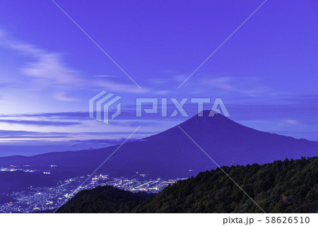 （山梨県）未明の三ツ峠山から、富士山　秋 58626510