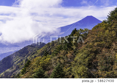 （山梨県）紅葉の三ツ峠山から望む、富士山 58627430