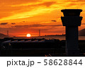 神戸空港から明石海峡大橋とだるま夕日 58628844