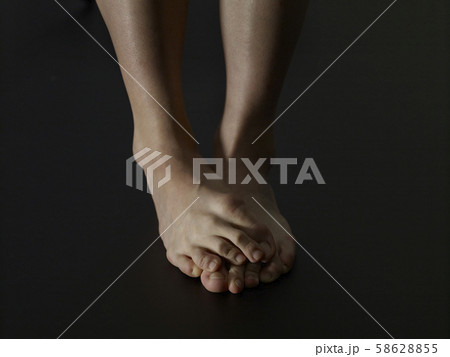 寂しげな女性の素足 黒背景 寂しげな女性の素足 黒背景 58628855