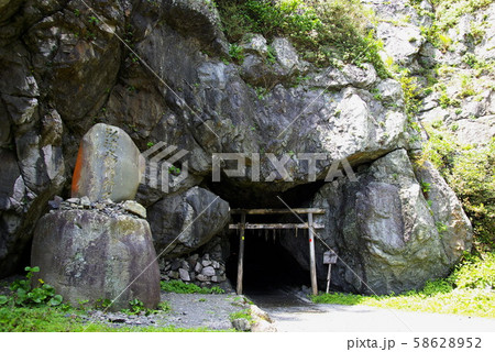 室戸岬の御厨人窟（みくろど）　四国八十八カ所番外札所 58628952