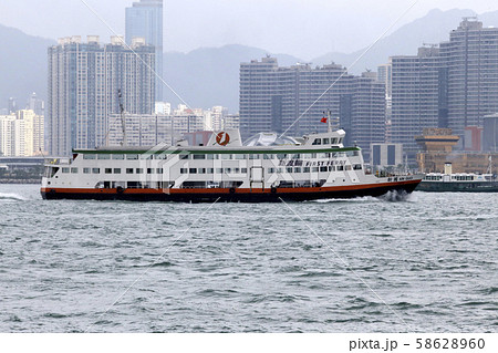 香港ビクトリア湾の高層ビル前をゆくファーストフェリーと呼ばれる離島行きフェリー 香港ビクトリア湾の高層ビル前をゆくファーストフェリーと呼ばれる離島行きフェリー 58628960