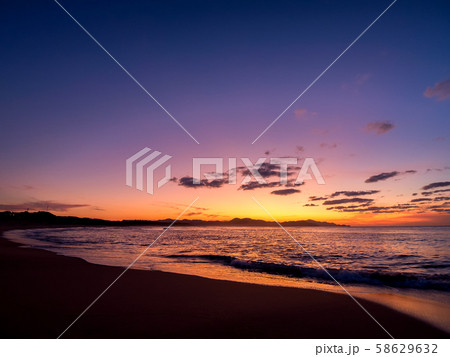 夕陽百景にも選ばれている夕日ヶ浦海岸の夕焼け　京丹後の景勝地夕日ヶ浦温泉 58629632