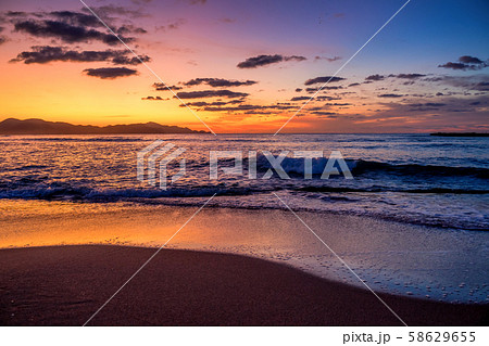 夕陽百景にも選ばれている夕日ヶ浦海岸の夕焼け　京丹後の景勝地夕日ヶ浦温泉 58629655