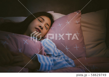 女性　ライフスタイル　睡眠 58629749