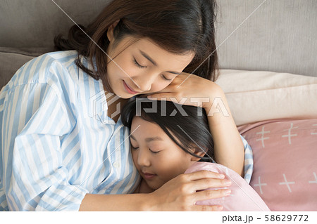 親子　ライフスタイル　睡眠 58629772