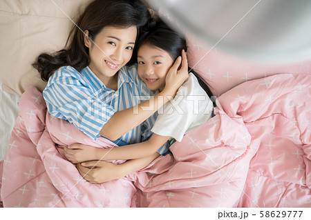 親子　ライフスタイル　睡眠 58629777