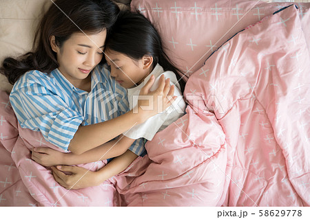 親子　ライフスタイル　睡眠 58629778