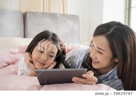 親子　ライフスタイル　タブレット 58629797