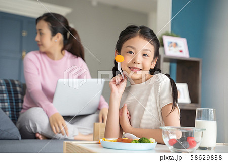 親子　ライフスタイル　食事 58629838
