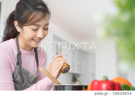 女性 ライフスタイル 料理 女性 ライフスタイル 料理 58629854