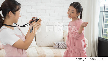 親子　ライフスタイル　撮影 58630048