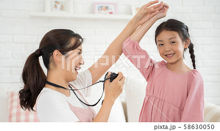 親子　ライフスタイル　撮影 58630050