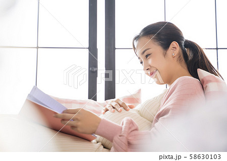 妊婦　ライフスタイル　読書 58630103