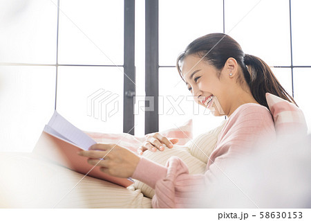 妊婦　ライフスタイル　読書 58630153