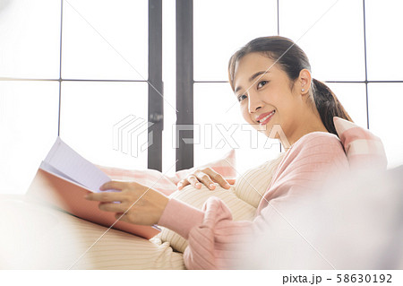 妊婦 ライフスタイル 読書 妊婦 ライフスタイル 読書 58630192
