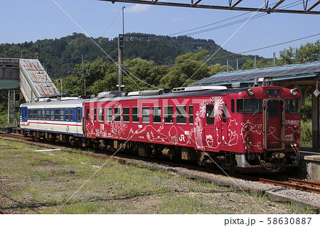 災害により特殊運行を行う只見線（小出駅） 58630887