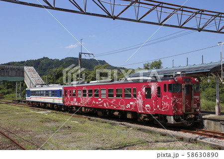 災害により特殊運行を行う只見線（小出駅） 58630890
