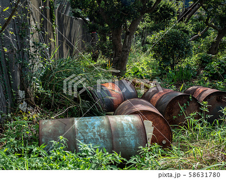 放置されて錆びたドラム缶の写真素材 [58631780] - PIXTA