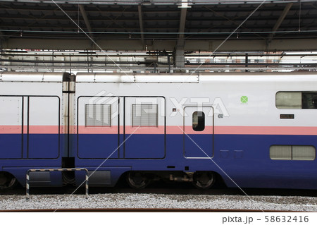 平日朝の高崎駅に停車中の上越新幹線Max号 58632416