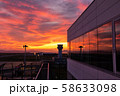 神戸空港から明石海峡大橋を望むマジックアワーの夕焼け 58633098