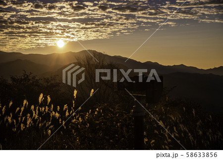 【山梨県】八ヶ岳・美し森　朝焼けの雲・イメージ 58633856