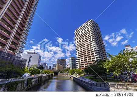 オフィスビルやタワーマンションが建ち並ぶ目黒川沿いの風景 58634909