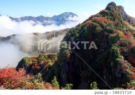 紅葉する八海山の大日岳と中ノ岳 紅葉する八海山の大日岳と中ノ岳 58635710