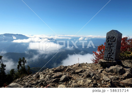 紅葉する八海山の地蔵岳山頂 紅葉する八海山の地蔵岳山頂 58635714