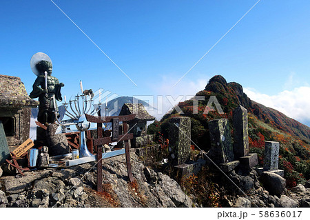 紅葉する八海山の不動岳の山頂 紅葉する八海山の不動岳の山頂 58636017