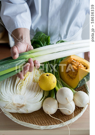 野菜の盛られたザル 野菜の盛られたザル 58636339