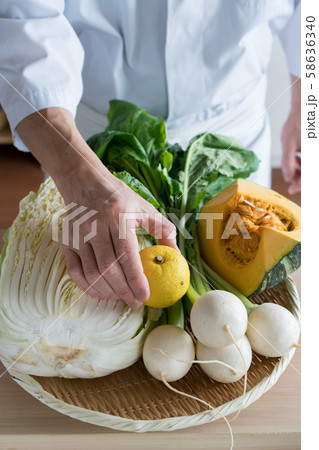 野菜の盛られたザルを 58636340