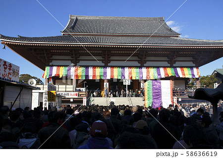 初詣時の西新井大師・總持寺本堂（東京都足立区） 58636619