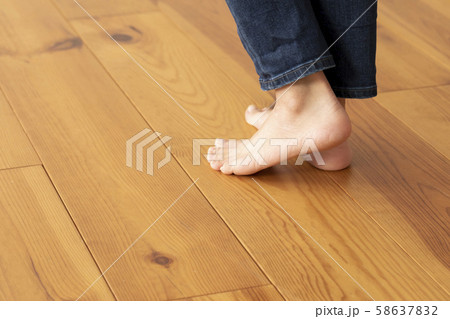 木目の床と若い女性の足元のアップ 58637832