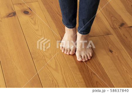 木目の床と若い女性の足元のアップ 木目の床と若い女性の足元のアップ 58637840
